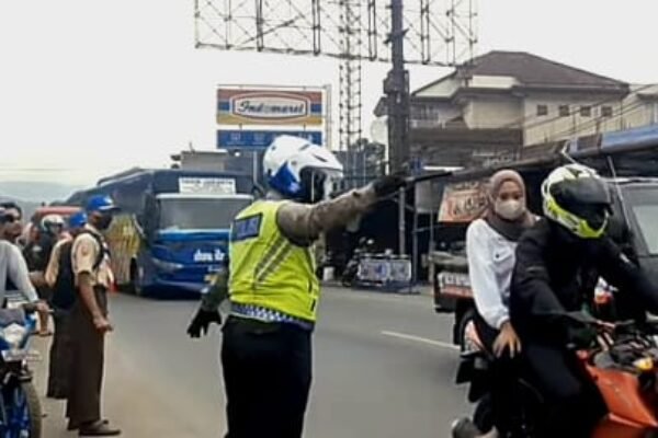 Urai Kepadatan Kendaraan di Jalur Limbangan Polres Garut Terapkan Sitem One Way