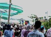 Meski Tiket Promo Habis Waterpark Tropikana Tetap Dibanjiri Pengunjung