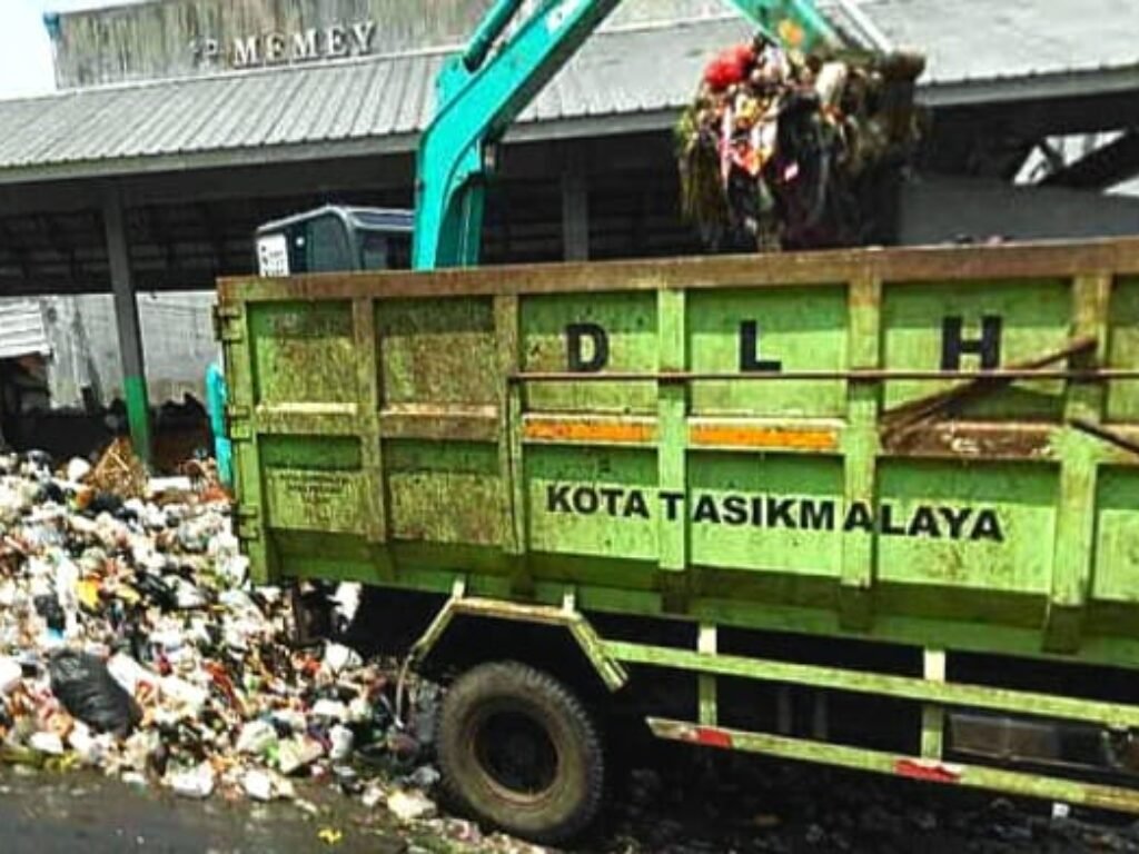 DLH Kota Tasikmalaya: Sampah Pasca Libur Lebaran Naik 40% 15 Truk Diterjunkan