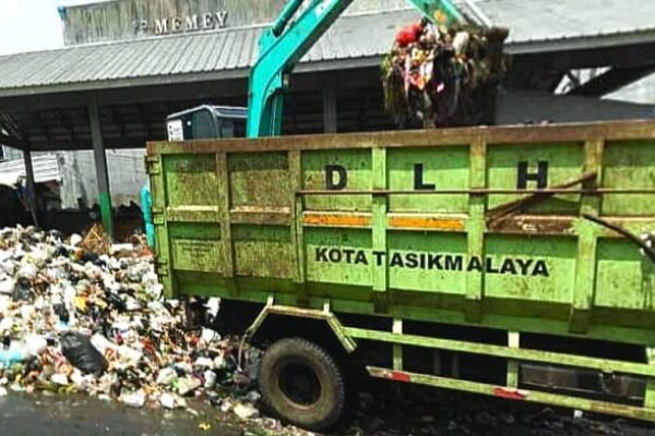 DLH Kota Tasikmalaya: Sampah Pasca Libur Lebaran Naik 40% 15 Truk Diterjunkan