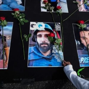 Warga menaruh bunga mawar di atas sejumlah foto jurnalis peliput konflik Israel di Gaza, Palestina pada aksi damai di Solo, Jawa Tengah, Minggu (17122023). ANTARAFOTOMaulana SuryaSpt. (ANTARA FOTOMaulana Surya)