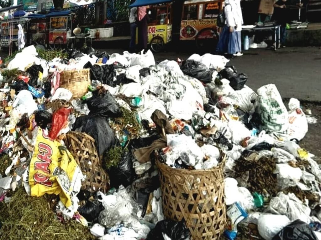 Tumpukan Sampah dan Aroma Busuk Hiasi Alun-alun Ciawi Tasikmalaya
