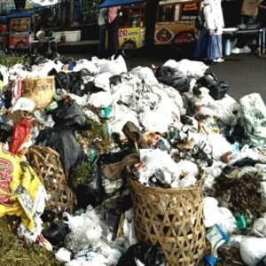 Tumpukan Sampah dan Aroma Busuk Hiasi Alun-alun Ciawi Tasikmalaya
