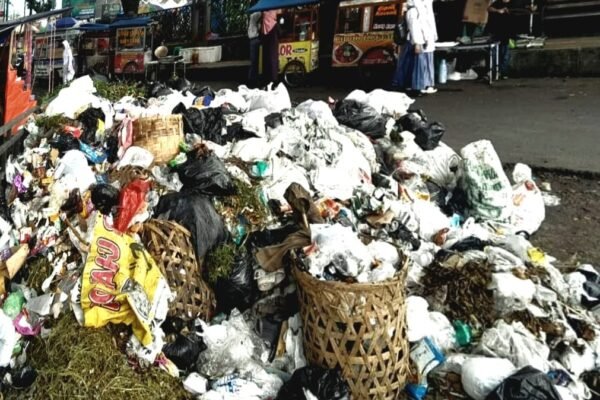 Tumpukan Sampah dan Aroma Busuk Hiasi Alun-alun Ciawi Tasikmalaya