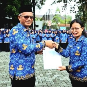 1.865 Pegawai Pemerintah dengan Perjanjian Kerja Guru dan Nakes Dilantik Serta Terima SK Dari Setda Garut