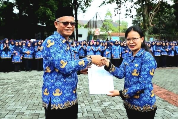 1.865 Pegawai Pemerintah dengan Perjanjian Kerja Guru dan Nakes Dilantik Serta Terima SK Dari Setda Garut