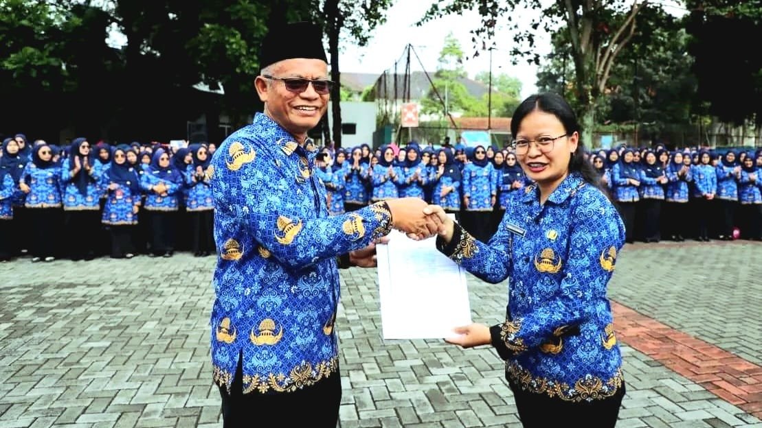 1.865 Pegawai Pemerintah dengan Perjanjian Kerja Guru dan Nakes Dilantik Serta Terima SK Dari Setda Garut