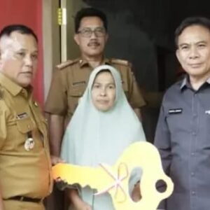 Tiga Anggota DPRD Lamsel Dampingi Bupati Resmikan Bedah Rumah CSR