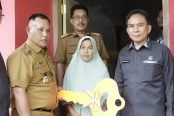 Tiga Anggota DPRD Lamsel Dampingi Bupati Resmikan Bedah Rumah CSR