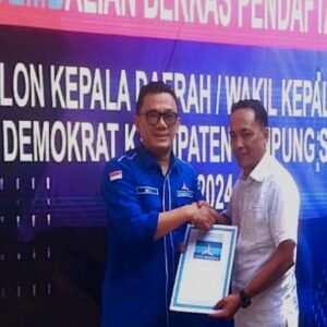 Politisi Golkar Serahkan Formulir Pendaftaran Bacalon Bupati Lamsel ke DPC Partai Demokrat