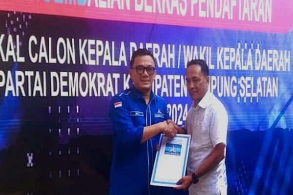 Politisi Golkar Serahkan Formulir Pendaftaran Bacalon Bupati Lamsel ke DPC Partai Demokrat