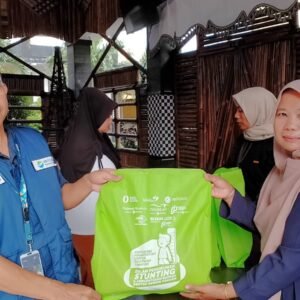 BGR Republik Indonesia Persero Bagikan Telor dan Dagin ke KRS Purwakarta
