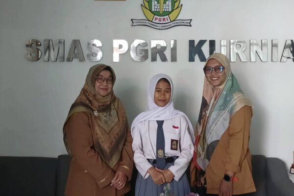 Siswi Kelas XI SMA PGRI Kurnia Raih Juara 1 Ghatering of Leadership with FOJB