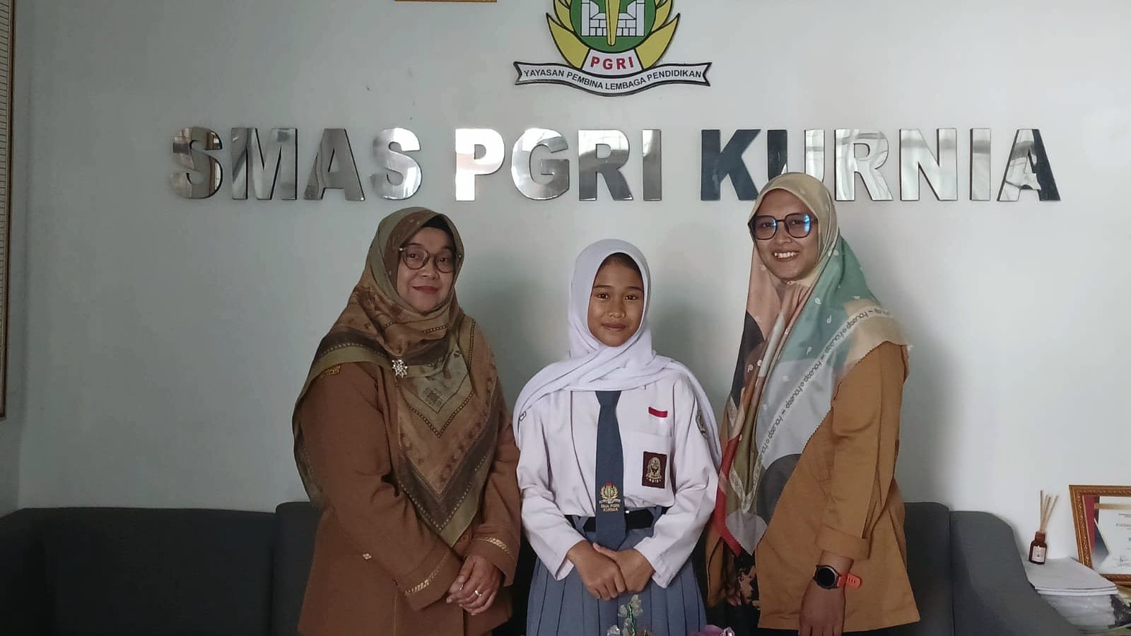 Siswi Kelas XI SMA PGRI Kurnia Raih Juara 1 Ghatering of Leadership with FOJB