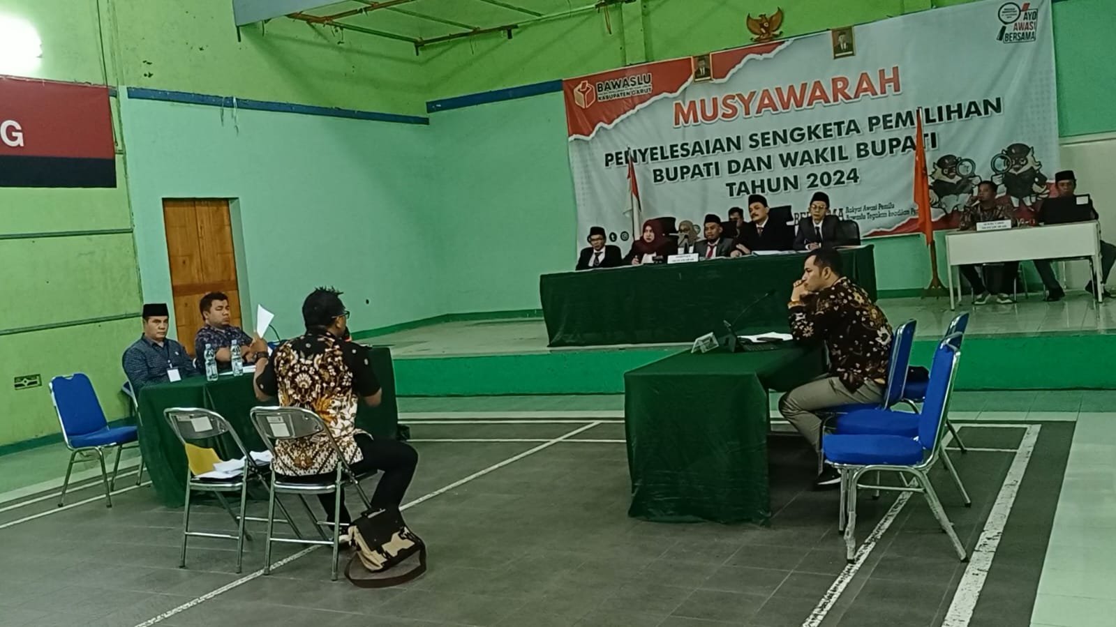 Sementara itu, Asep Apdar yang dipilih Aceng Fikri sebagai saksi ahli usai menyampaikan pandangannya. Asep Apdar menyampaikan sebagian temuan-temuan yang syarat dengan dugaan pelanggaran, baik secara administrasi maupun pelanggaran pidana yang dilakukan pihak KPU Garut. “Tadi kami sampaikan kepada majelis yang dipimpin komisioner Bawaslu Garut serta termohon yaitu KPU Garut yang diwakili langsung oleh Ketua KPU Garut, Dian Hasanudin. Pada intinya, kami menduga kuat KPU Garut belum siap menyelenggarakan Pilkada Garut Tahun 2024 bahkan diduga melakukan tindak pidana,” ungkapnya. Ketika ditanya apa saja perbuatan KPU yang disinyalir melanggar tindak pidana, Asep Apdar mengaku masih belum bisa membahasnya secara detail. Namun yang pasti, pihak Bawaslu tidak mendebat atau bertanya balik apa yang ia sampaikan di hadapan majelis. “Bawaslu menganggap apa yang saya sampaikan dengan kata cukup. Sementara Ketua KPU Garut mengakui bahwa pihaknya melakukan sedikit kekeliruan,” paparnya.