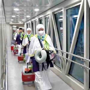 Sejumlah calon jamaah haji Indonsia hendak memasuki pesawat Garuda Indonesia di Bandara Internasional Soekarno-Hatta, Minggu