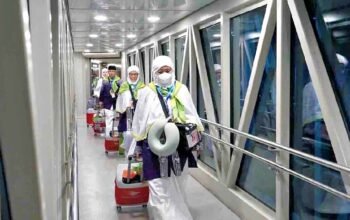 Sejumlah calon jamaah haji Indonsia hendak memasuki pesawat Garuda Indonesia di Bandara Internasional Soekarno-Hatta, Minggu