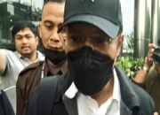 Usai Diperiksa KPK Mantan Kepala Bea Cukai Purwakarta REH Irit Bicara