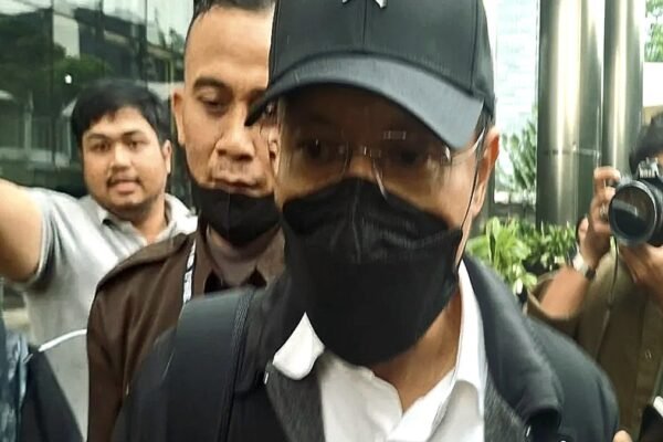 Usai Diperiksa KPK Mantan Kepala Bea Cukai Purwakarta REH Irit Bicara