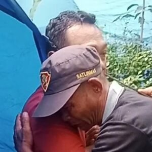 Juju Seorang Linmas Paruhbaya Asal Desa Cilame Menagis Haru Dihadapan Kasatpol PP KBB