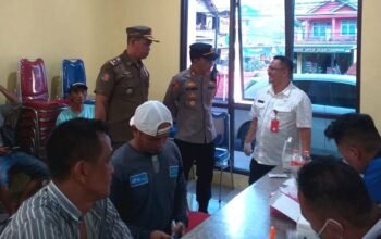 Polsek Cipatat KBB Lakukan Tes Kadar Alkohol Terhadap Sopir Truk Pengangkut Sampah