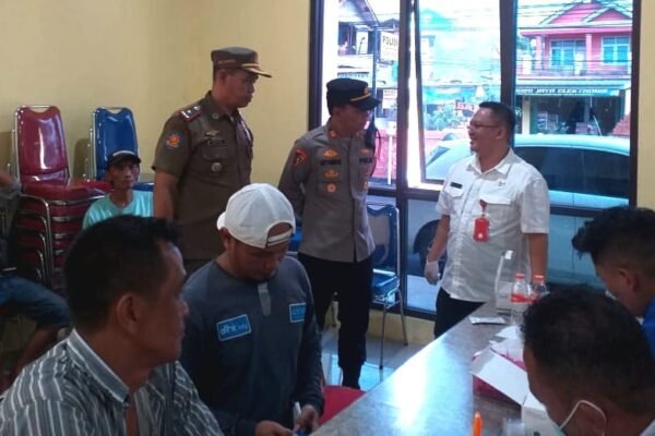Polsek Cipatat KBB Lakukan Tes Kadar Alkohol Terhadap Sopir Truk Pengangkut Sampah