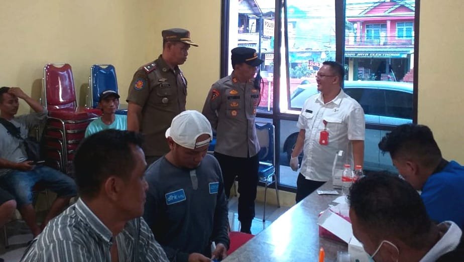 Polsek Cipatat KBB Lakukan Tes Kadar Alkohol Terhadap Sopir Truk Pengangkut Sampah