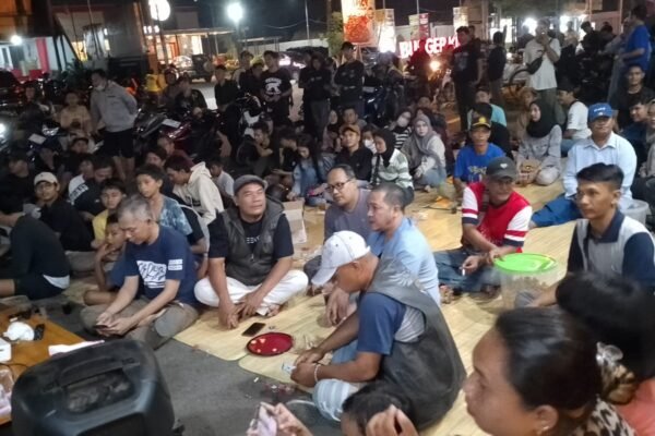 Nobar Persib di Posko Bacalon Bupati Purwakarta Bertabur Hadiah