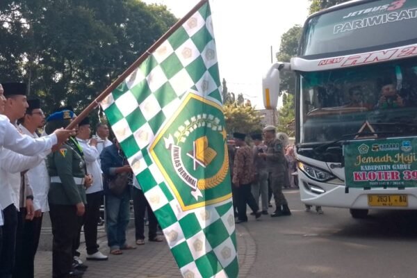 Isak Tangis keluaraga Iringi Keberangkatan Jamaah Haji Kolter 39 Asal Garut