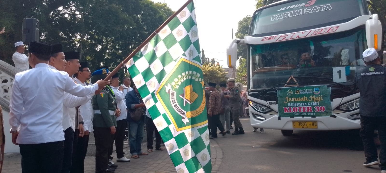 Isak Tangis keluaraga Iringi Keberangkatan Jamaah Haji Kolter 39 Asal Garut