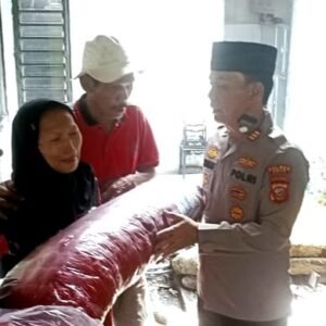 Bentuk Empati Polsek Cipatat Serahkan Bantuan Pada Korban KebakaranBentuk Empati Polsek Cipatat Serahkan Bantuan Pada Korban Kebakaran