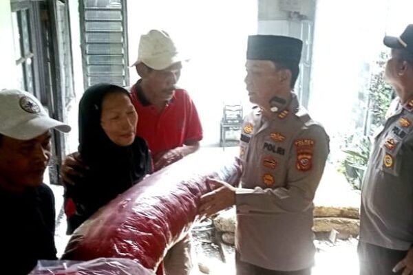 Bentuk Empati Polsek Cipatat Serahkan Bantuan Pada Korban Kebakaran