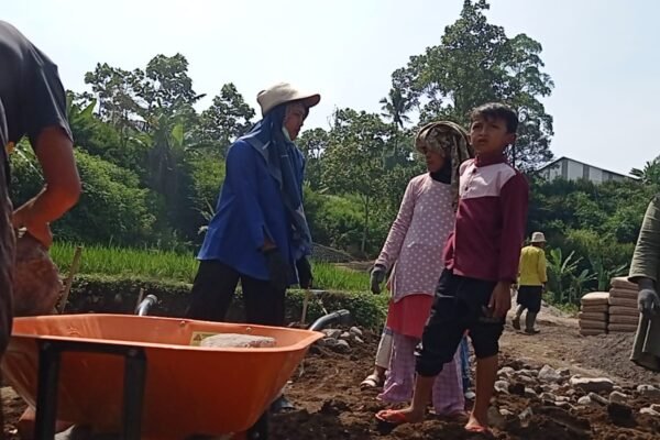 Rafi Bocah 8 tahun Ingin Jadi TNI Semangat Bantu Program TMMD Kodim 0611