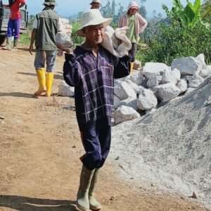 Semangat Juang Kakek 70 tahun Bantu Pembangunan Jalan TMMD Kodim 0611 Garut Patut Ditiru