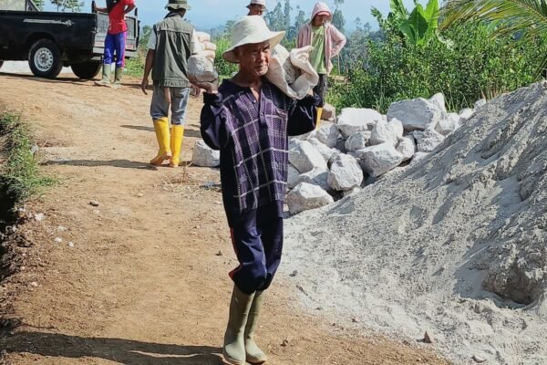 Semangat Juang Kakek 70 tahun Bantu Pembangunan Jalan TMMD Kodim 0611 Garut Patut Ditiru