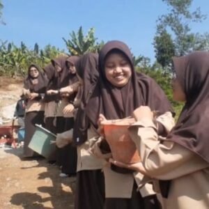 Ratusan Siswa SMP dan SMK Rasana Rosida Bangkitkan Budaya Gotongroyong Bersama TMMD Kodim 0611