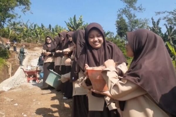 Ratusan Siswa SMP dan SMK Rasana Rosida Bangkitkan Budaya Gotongroyong Bersama TMMD Kodim 0611