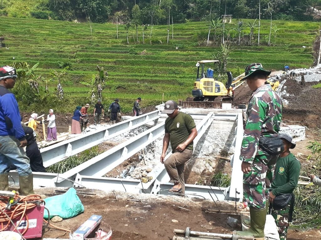 Berkat TNI Dua kampung Yang Terpisah Sungai Di Sukaresmi Segera Terhubung