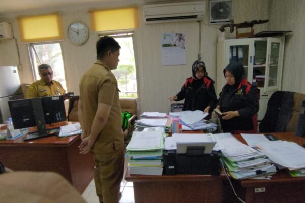Tim Penyidik Kejati Jabar Geledah Pemkab Karawang Sita Dokumen dan Barang Bukti Lainnya