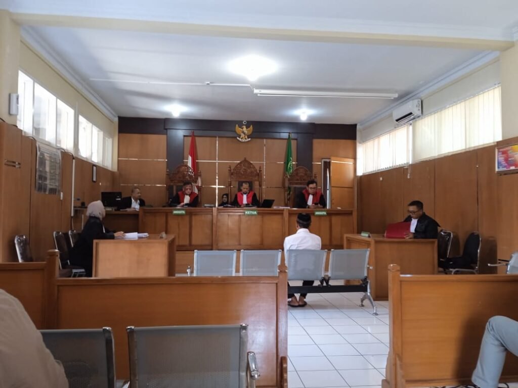 Kasus Penganiayaan Depan Puskesmas Cikajang, Terdakwa Dituntut 6 Bulan, Pengacara Minta Hakim Tetapkan Megi dan Dede Turut Serta Melakukan Penganiayaan