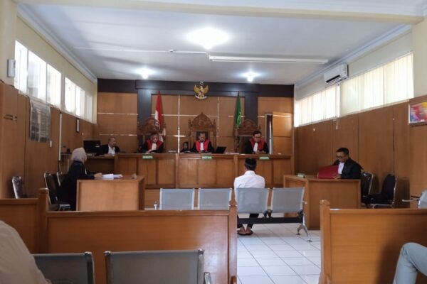 Kasus Penganiayaan Depan Puskesmas Cikajang, Terdakwa Dituntut 6 Bulan, Pengacara Minta Hakim Tetapkan Megi dan Dede Turut Serta Melakukan Penganiayaan