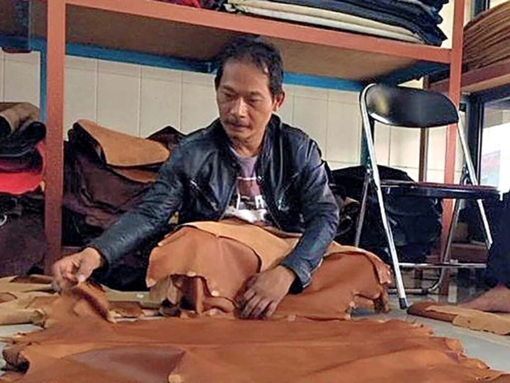 KemenKopUKM Beri Pelatihan Pengrajin Kulit di Garut