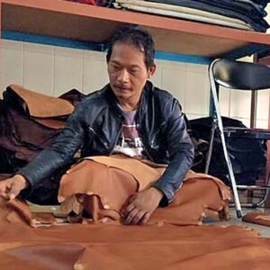 KemenKopUKM Beri Pelatihan Pengrajin Kulit di Garut