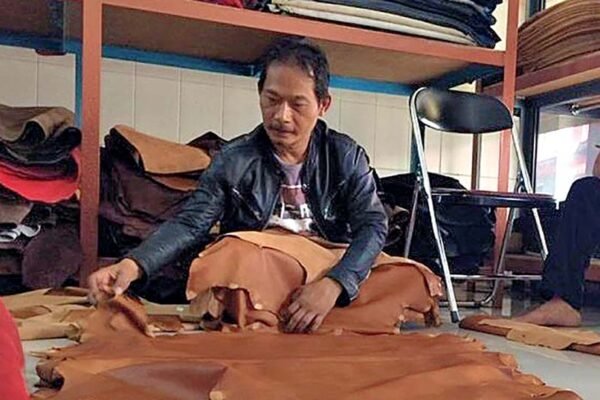 KemenKopUKM Beri Pelatihan Pengrajin Kulit di Garut
