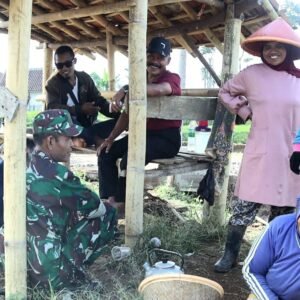 Babinsa Desa Cintadamai, melanjutkan kegiatan Komunikasi Sosial (Komsos) dengan konsep Ngadu Bako