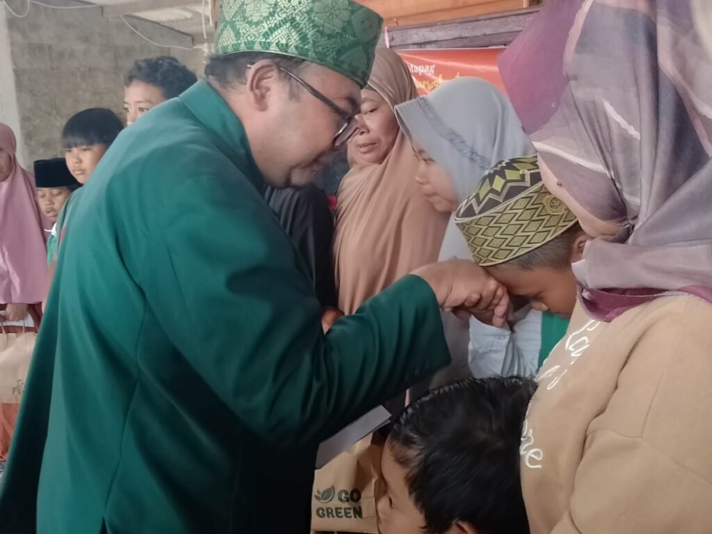 Budi Hermawan, Bakal Calon Bupati Purwakarta 2024-2029, Berikan Santunan dan Hiburan