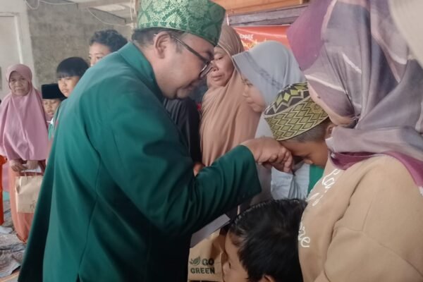 Budi Hermawan, Bakal Calon Bupati Purwakarta 2024-2029, Berikan Santunan dan Hiburan