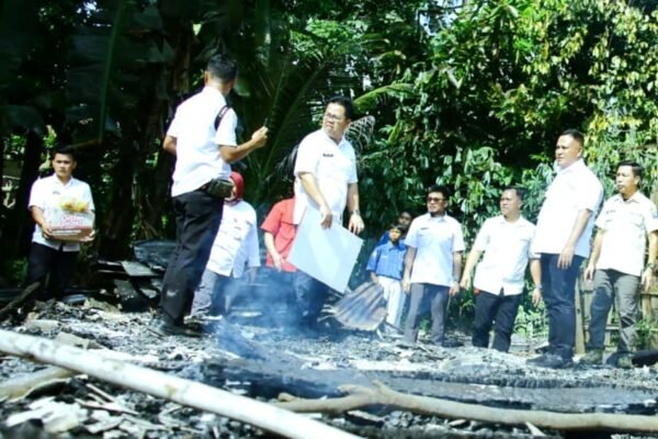 Bupati Lampung Selatan Salurkan Bantuan kepada Korban Kebakaran dengan Berjalan Kaki Melalui Kebun Becek