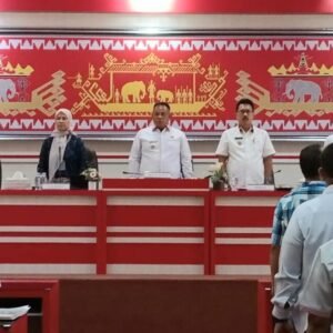 Bupati Lampung Selatan Membuka Forum Komunikasi Manajemen Risiko Indeks dengan BPKP LOCUSONLINE, KLIANDA – Pemerintah Kabupaten (Pemkab) Lampung Selatan menyelenggarakan Forum Komunikasi Manajemen Risiko Indeks (MRI) sebagai tindak lanjut dari pertemuan dengan Perwakilan Badan Pengawasan Keuangan dan Pembangunan (BPKP) Provinsi Lampung. Acara Forum Komunikasi MRI ini dibuka oleh Bupati Lampung Selatan, H. Nanang Ermanto, di Aula Krakatau, kantor bupati pada hari Kamis, 6 Juni 2024. Turut hadir dalam acara tersebut Kepala Perwakilan BPKP Provinsi Lampung, Nani Ulina Kartika Nasution, Sekretaris Daerah Kabupaten, Thamrin, beserta pejabat utama dan kepala perangkat daerah di lingkungan Pemkab Lampung Selatan. Forum Komunikasi MRI ini bertujuan untuk meningkatkan manajemen risiko di lingkungan Pemkab Lampung Selatan menuju level 3 pada tahun 2024. Plt. Inspektur Kabupaten Lampung Selatan, Ariswandi, menyampaikan bahwa capaian penyelenggaraan maturitas Sistem Pengendalian Intern Pemerintah (SPIP) telah dievaluasi oleh BPKP dengan perolehan nilai 3,134 atau level 3. Selain itu, Manajemen Risiko Indeks (MRI) mendapatkan nilai 2,889 atau level 2, dan Indeks Efektivitas Pengendalian Korupsi (IEPK) mendapatkan nilai 2,670 atau level 2. “Dengan kondisi tersebut, penyelenggaraan maturitas SPIP tahun 2024 bertujuan meningkatkan level MRI dari level 2 ke level 3,” ungkap Ariswandi. Bupati Lampung Selatan, Nanang Ermanto, berharap bahwa Forum komunikasi ini dapat memotivasi jajaran untuk terus melakukan perbaikan, terutama dalam penggunaan manajemen risiko dalam Penerapan Sistem Pengendalian Intern Pemerintah (SPIP) di Kabupaten Lampung Selatan agar berjalan efektif. Nanang juga menyampaikan terima kasih kepada BPKP Provinsi Lampung atas pendampingan dalam program inovasi untuk mencapai visi dan misi yang telah dicanangkan di Kabupaten Lampung Selatan. “Kami berharap dapat menggunakan manajemen risiko dalam melaksanakan program SPIP sehingga dapat mencapai hasil yang tepat waktu dan bermanfaat untuk kemajuan pembangunan dan sistem pemerintahan di Kabupaten Lampung Selatan,” tutur Nanang.