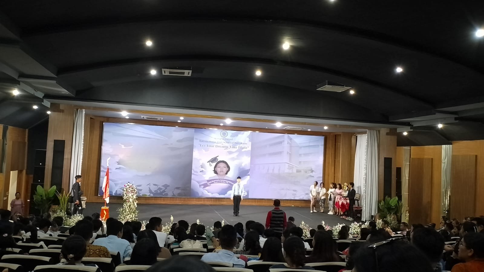 Kelulusan SMP Talenta Purwakarta Dirayakan dengan Haru dan Bahagia di Bale Yudistira